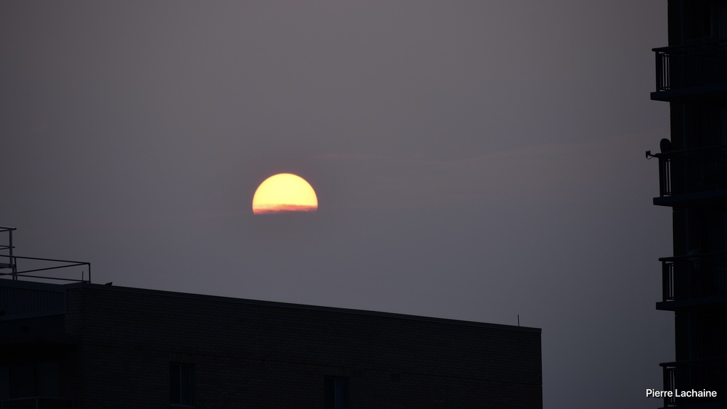 Smoke hazy sunset in Ottawa, Canada. Courtesy of the wildfires in distant Manitoba and northwest Ontario.