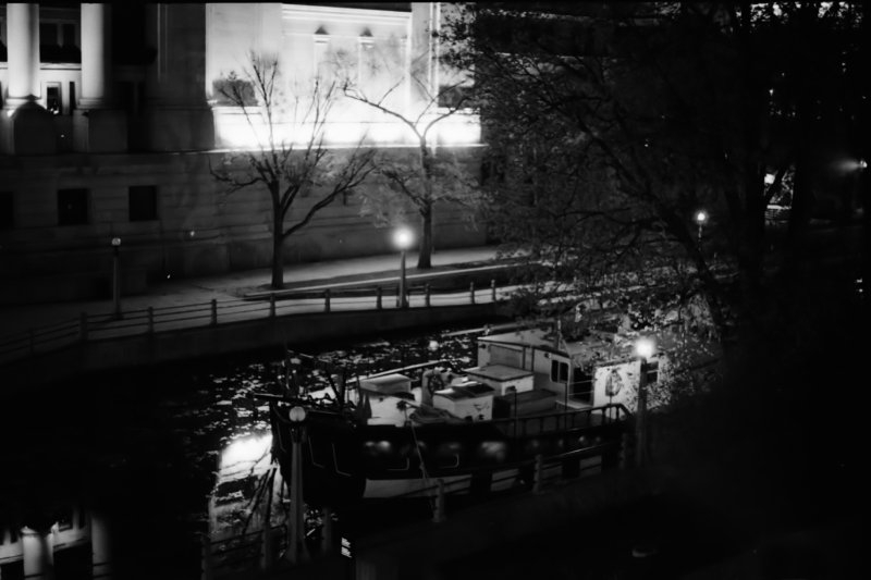 Pentax K1000, Ilford HP5, Ottawa, Canada, 2013.