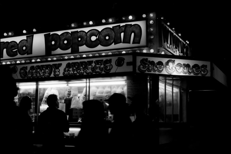 Pentax K1000, Ilford HP5, Ottawa, Canada, 2013.
